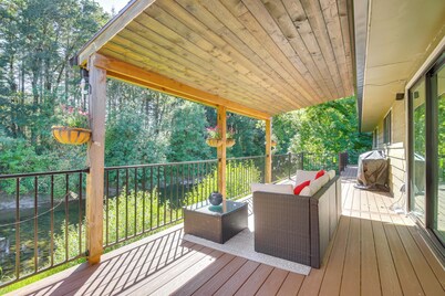 Modern Creekside Retreat 1 Mi to Spirit Mtn Casino