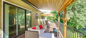 Modern Creekside Retreat 1 Mi to Spirit Mtn Casino