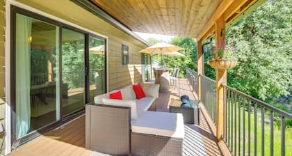 Modern Creekside Retreat 1 Mi to Spirit Mtn Casino
