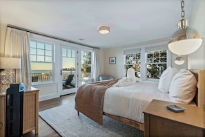 6 bedrooms, travel cot, WiFi, bed sheets
