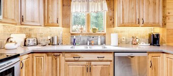 7 Mi to Glens Falls: Peaceful Retreat w/ Game Room