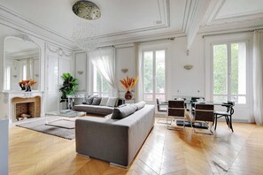 Apartment | Living area - Magnificent Appt - 2bd/4p - Georges V / Champs-elysees (Paris)