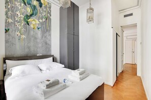 Apartment | 2 bedrooms, laptop workspace, iron/ironing board, bed sheets - Magnificent Appt - 2bd/4p - Georges V / Champs-elysees (Paris)