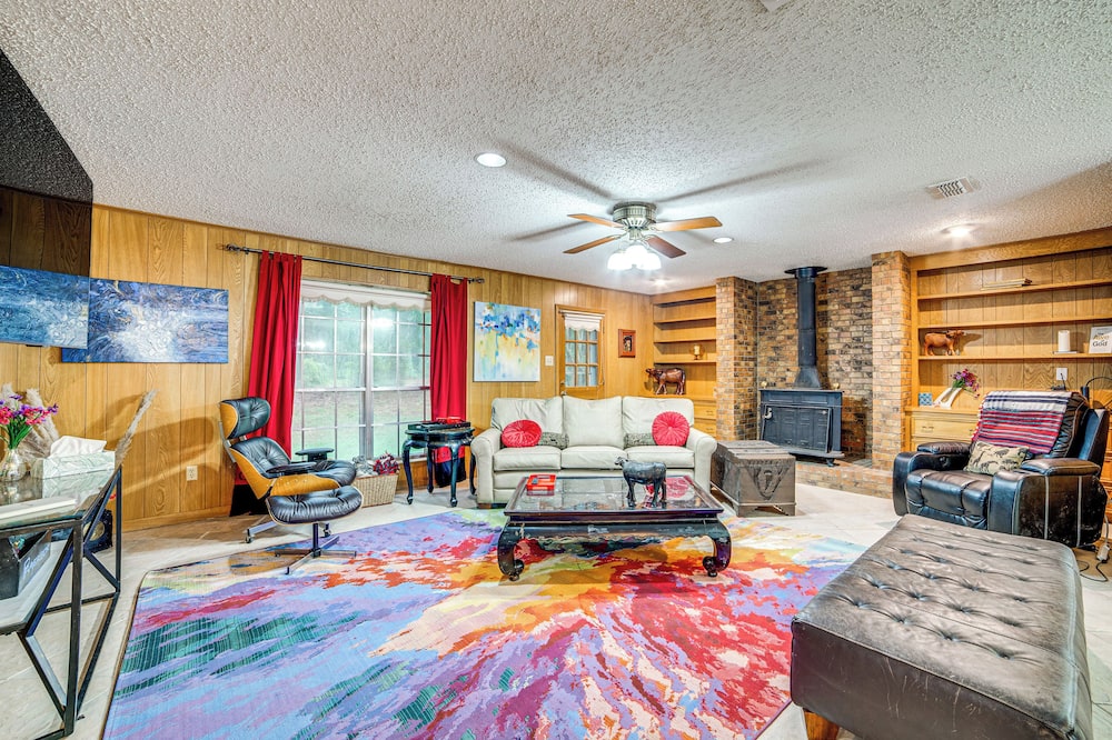 Family Getaway on 4 Acres in Mineola! - Mineola, TX
