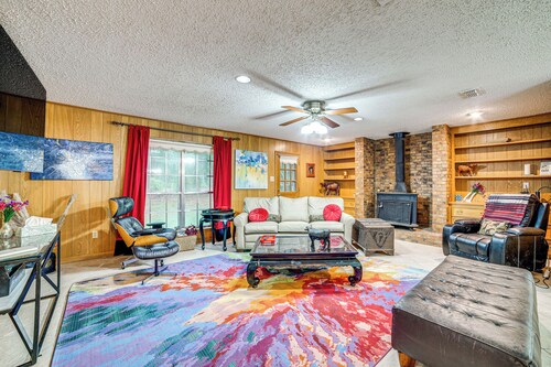 Family Getaway on 4 Acres in Mineola!