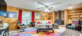 Family Getaway on 4 Acres in Mineola!