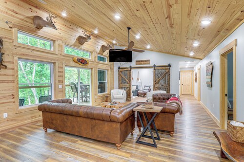 Relax on the River: Modern Mountain View Escape!