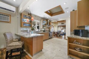 Micro-ondes, four, plaque de cuisson, lave-vaisselle