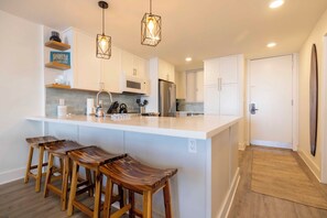 Fridge, microwave, oven, stovetop - Oceanfront Beauty Upgraded Kanai A Nalu 418 Split AC Pool Views of Maalaea (Wailuku)