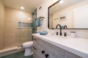 Regadera, secadora de cabello, toallas 