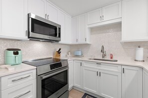 ثلاجة، ميكروويف، فرن، موقد طهي مسطح