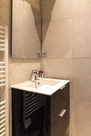 Apartment | Bathroom | Hair dryer, towels, shampoo - Amazing Apartment - 2br/6p - Nation (Paris)
