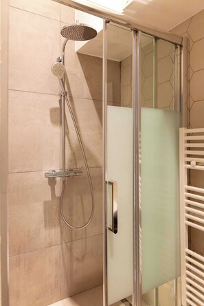 Apartment | Bathroom | Hair dryer, towels, shampoo - Amazing Apartment - 2br/6p - Nation (Paris)