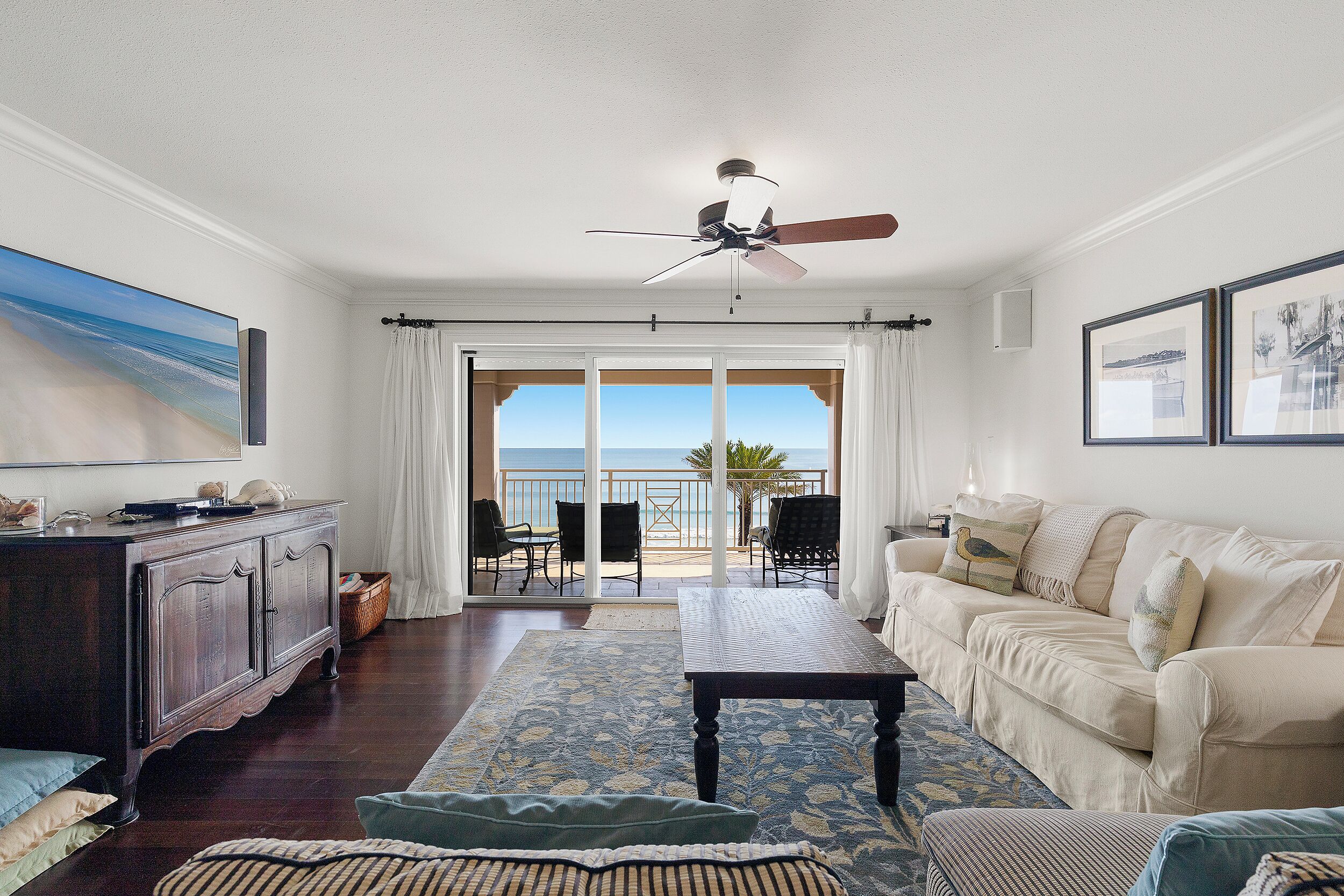 Smart-TV, Tischtennisplatte, Bücher