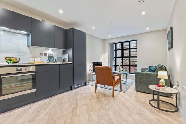 Fridge, oven, stovetop, dishwasher