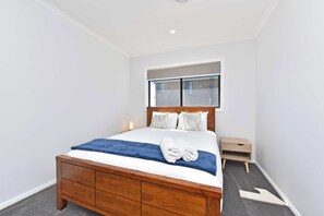 4 bedrooms, iron/ironing board, WiFi, bed sheets