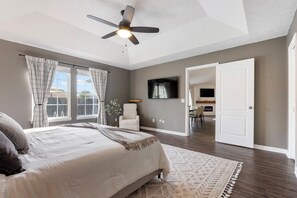 4 bedrooms, iron/ironing board, WiFi, bed sheets