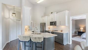 Micro-ondes, four, plaque de cuisson, lave-vaisselle