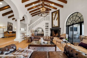 TV, fireplace, stereo, offices - HÓZHÓ Ranch| Pickleball | Golf Sim | Bowling |Pool (Scottsdale)