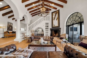 Téléviseur, foyer, chaîne audio, bureau