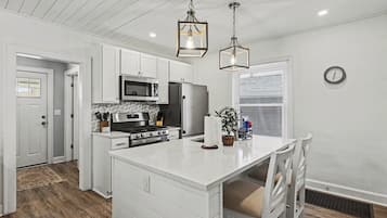 Frigorífico, microondas, horno y placa de cocina