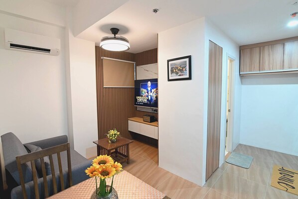 Condo, 1 Bedroom, Accessible | Living room