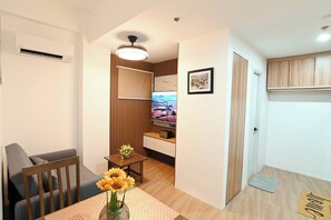 Condo, 1 Bedroom, Accessible | Living room