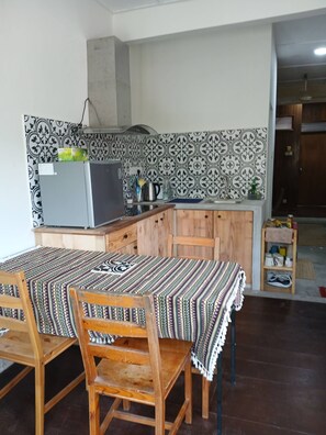 Hus - 3 sovrum - balkong - utsikt mot bergen | Matsal