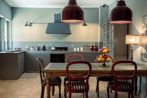 Dining - Elegance and comfort in the country's most central historic building (Trevignano Romano)