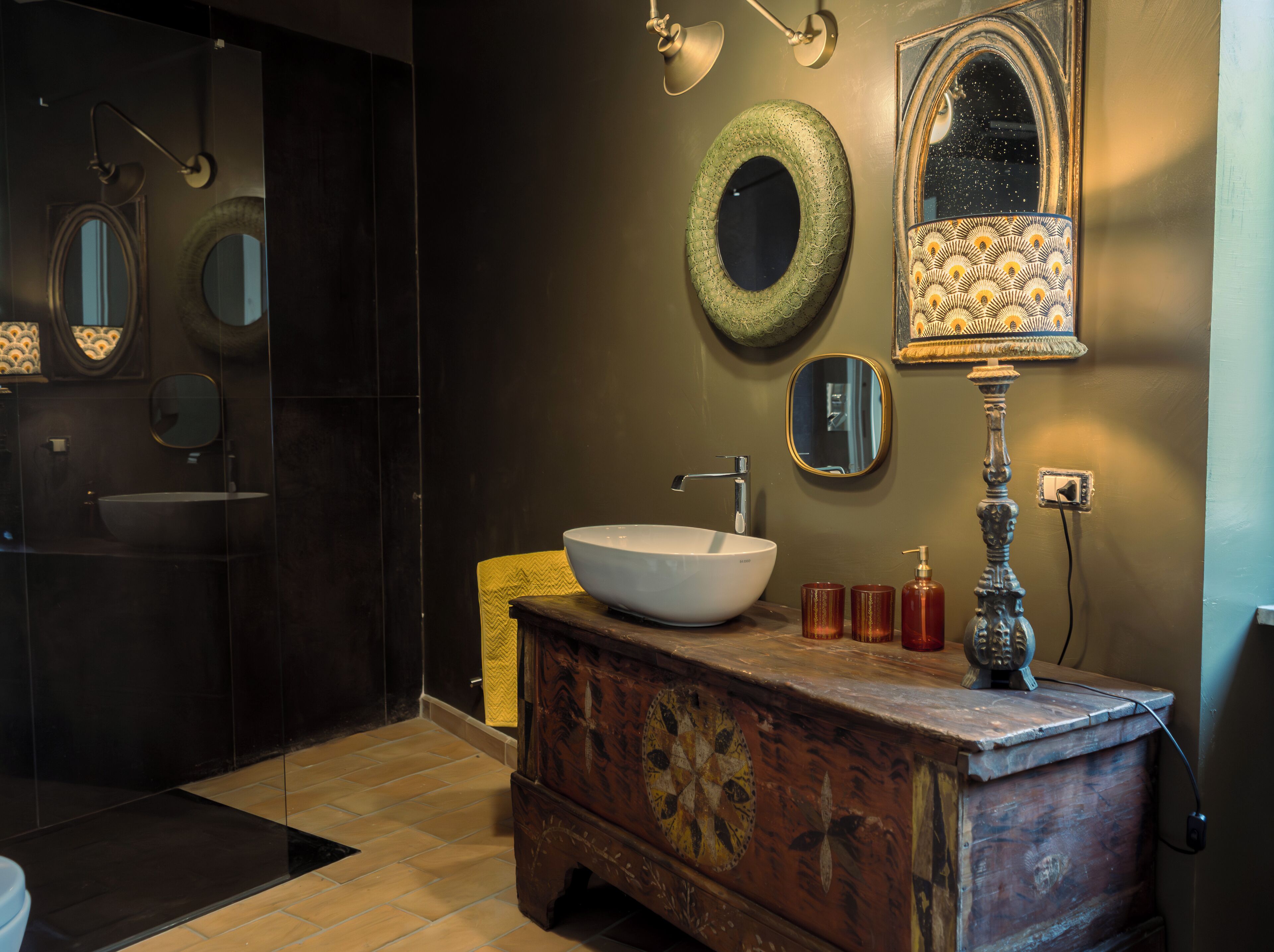 Douche, sèche-cheveux, bidet, serviettes fournies
