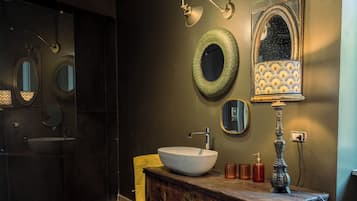 Dusche, Haartrockner, Bidet, Handtücher