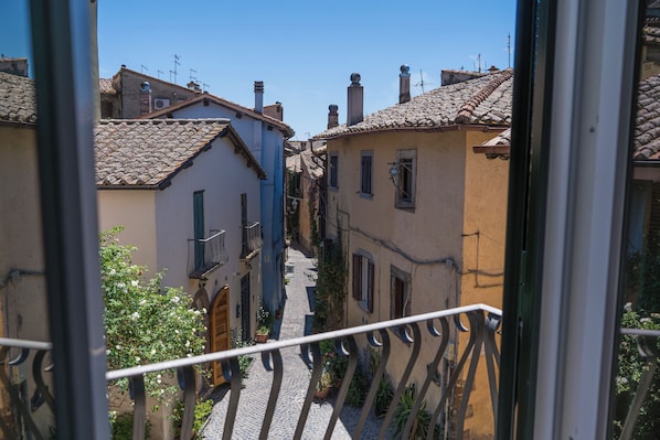 Interior - Elegance and comfort in the country's most central historic building (Trevignano Romano)