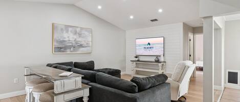 Una televisión, una oficina