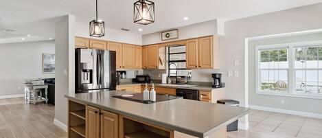 冷蔵庫、電子レンジ、オーブン、コンロ