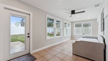 2 habitaciones, tabla de planchar con plancha, wifi y ropa de cama