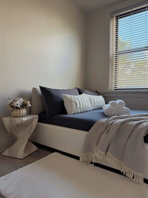 2 bedrooms, iron/ironing board, Internet, bed sheets - 2 BEDS - Free Parking - Stay Central (Pittsburgh)