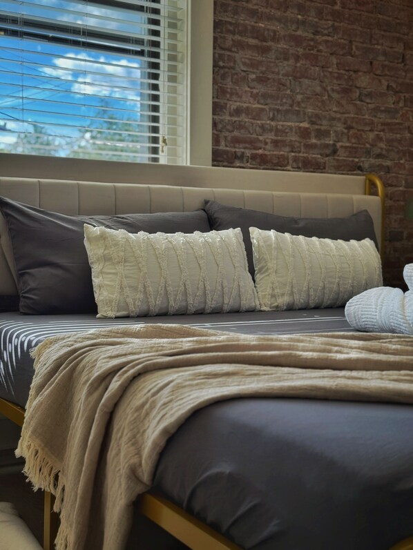 2 bedrooms, iron/ironing board, Internet, bed sheets