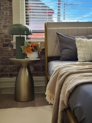 2 bedrooms, iron/ironing board, internet, bed sheets