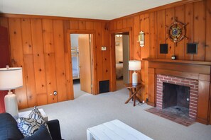 2 bedrooms, iron/ironing board, free WiFi - Light and bright two bedroom home in Harwich featuring central air! (West Harwich)