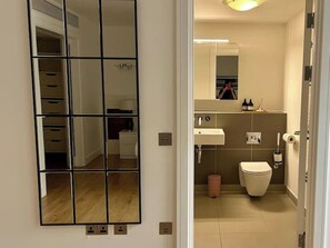 Ducha, secador de pelo, toallas, jabón