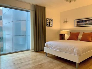 3 habitaciones, tabla de planchar con plancha, wifi y ropa de cama 