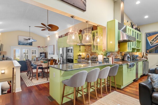 Fridge, oven, stovetop, dishwasher - The Gatsby House 8 Bedrooms (Garden City Beach)