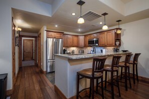 Fridge, oven, stovetop, dishwasher