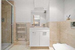 Shower, hair dryer, towels, soap - Harrod's Mansion (London)