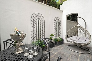 Outdoor dining - Harrod's Mansion (London)