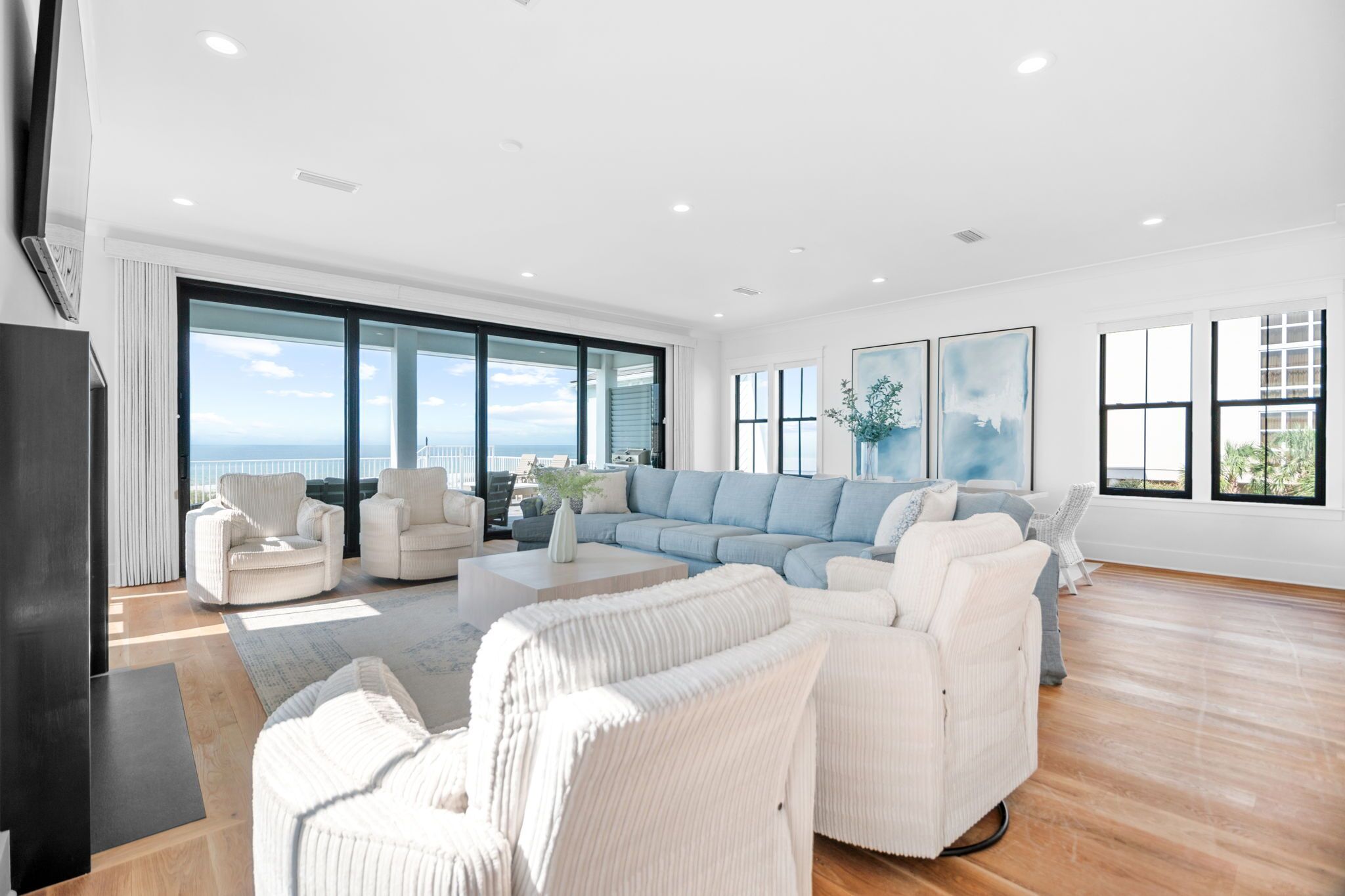 Smart TV, caminetto, libri