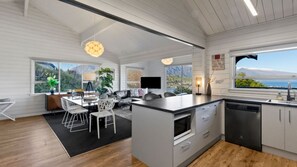 Jääkaappi, mikroaaltouuni, uuni, liesi