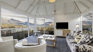 Una Smart TV, una chimenea