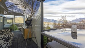 Interior - Panoramic - 2 apartments sleeps 8 with spa (Queenstown)