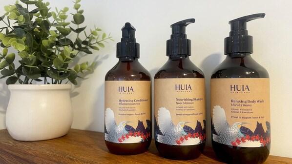 Shower, hair dryer - Panoramic - 2 apartments sleeps 8 with spa (Queenstown)